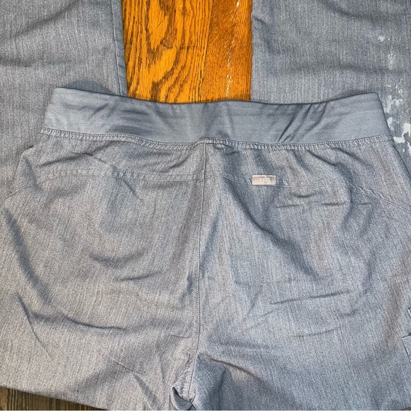 Figs Women’s Kade Cargo Heathered Indigo Scrub Pants Sz Large w/ imperfection - Picture 7 of 8